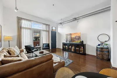 Image de Sleek urban condo near Kentucky Bourbon Trail