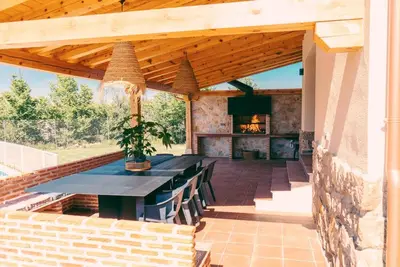 Image de Maison Rurale 'Rural Torrecaballeros' avec Vue sur la Montagne, Piscine Privée et Wi-Fi