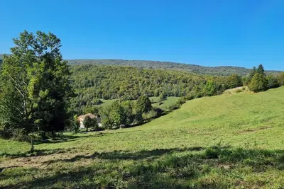 Image de Gîte de La Berthuinière en pleine nature avec une magnifique vue sur la montagne