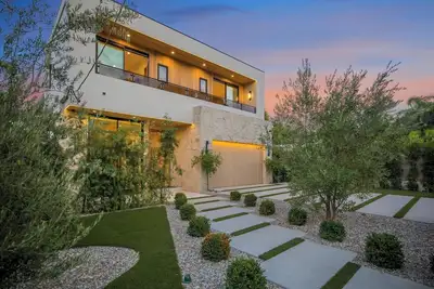Image de Amestoy Modern: Stunning 4br Estate with Theater & Gym