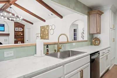 Image de Renovated home w/beautiful outdoor living space: Includes a hottub & fire pit!