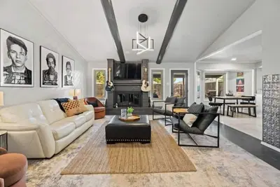 Image de Stellar home in Nw Lubbock: Well designed with Pool, Putting Green and Fire Pit