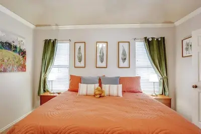 Image de Cozy 4 bedroom home with fully stocked kitchen and plenty of space!