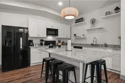 Spacious 3br/2ba Lakeside Escape