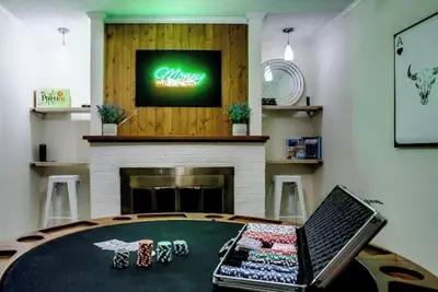 Image de Poker Table: Pet Friendly: Minutes from Campus and Medical District