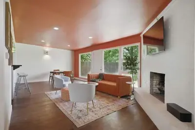 Pool Table : Sleeps 8 : 5 min to Ttu