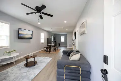 Image de 3 Min to Downtown - 10 Min to Elon - Smart TVs