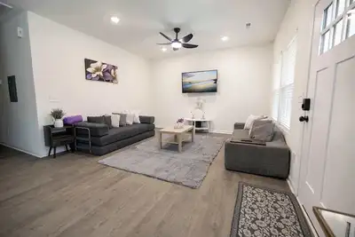 Image de 4 Min to Downtown - 10 Min to Elon - Washer and Dryer