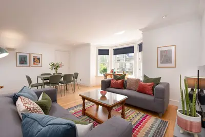 Image de Central 2-Bedroom Split-Level St Andrews Apartment on City Road with Private Parking & Stylish Space