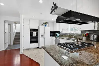 Image de New! Coastal Escape with Private Mini Golf