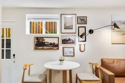 Image de Cozy and Chic 2bd/2ba Basement Suite with Ac in U District 15 min Walk to Campus