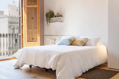 Image de Nudo-Bright 2 Bed/2 Bath Apt-balconies-city centre. New addition to our listings!