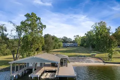 Image de Lakeview Escape – Spacious Retreat with Private Beach & Dock