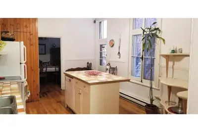 Image de 1870 Historic Victorian Row House Montreal