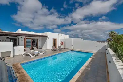 Image de Villa de vacances 'Nitho' avec vue sur la mer, piscine privée et Wi-Fi
