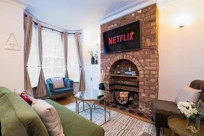 Image de Gorgeous Home in Heart of Historic Lincoln