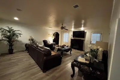Image de 2-bedroom apartment Loganville with Ac, fitness room, bar area