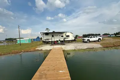 Image de Relax or fish on this private pond and watch the most beautiful sunsets from Rv