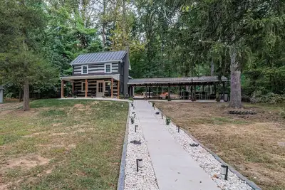 Image de Civil War Cabin + Optional 4-Person Camper