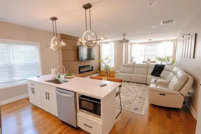 Image de Luxury 9 Br, Villa Mins from Downtown and the Lake.