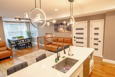 Image de Luxury 6Bedroom, 4. 5 Bathroom Home Mins from Downtown and the Lake