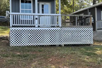 Image de Cozy water front cabin next to boat launch and swimming area!