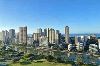 Image de Ocean & Waikiki Skyline Views – Modern 2br/2ba Retreat, Resort Style Amenities
