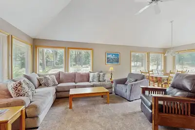 Image de Warm and roomy dog-friendly retreat w/ a private hot tub, shared pool & tennis