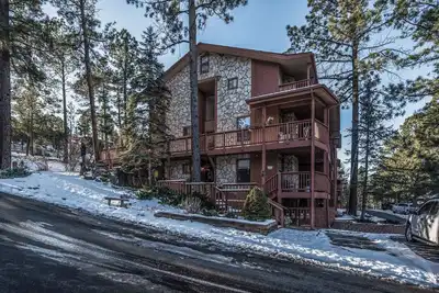 Image de Serene 4-bedroom Cabin/Condo & Theater Room! Near downtown, restaurants, & parks