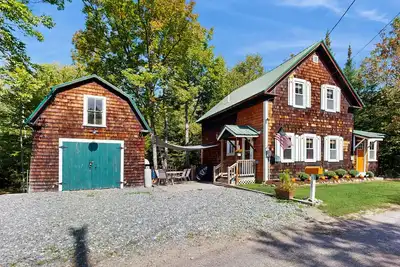 Image de Country home w/ stream, yard, garden, snowmobile access, nr Santa's Village