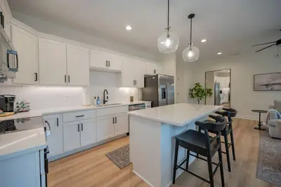 Image de Stylish New Build | 3br Townhouse | Master Bdr Tv!