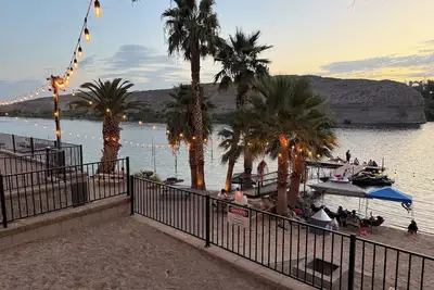 Image de Riverfront Hideaway You Can Walk Right Out To The Beach!