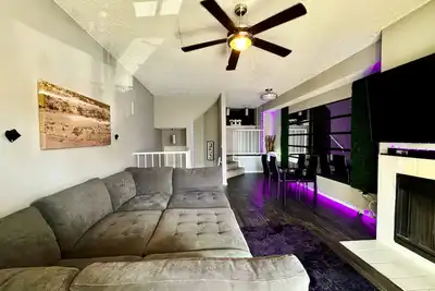 Image de Dfw Townhome w/ Garage access 15 min from airport