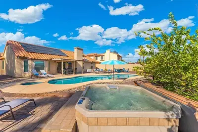 Image de *New* Stadium Pool Retreat! Heated Pool Spa Games!