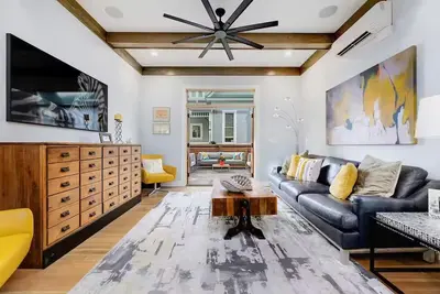 Image de North End 5-Br • Steps to Hyde Park & Downtown