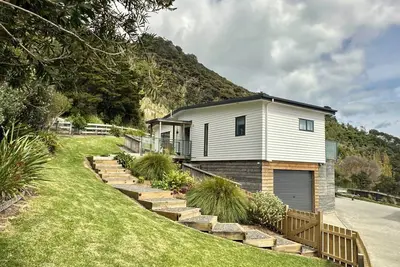 Image de Peaceful Coastal Retreat with Ocean Views & Mountain Backdrop - Home from Home!