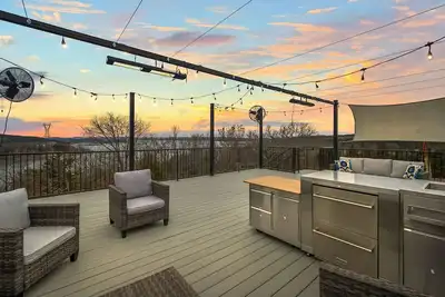 Image de Lake Front Rooftop Hot Tub Game Room Escape