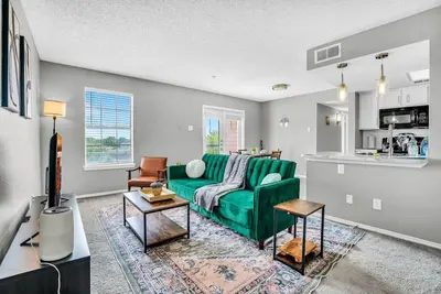 Image de Cozy Brand New Studio · 1 Bath + Gym 604