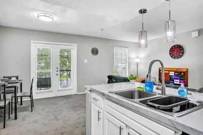 Image de Cozy Brand New Studio · 1 Bath + Gym 604