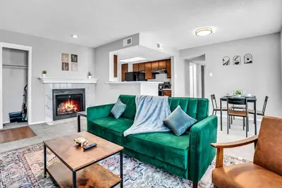 Image de Cozy Brand New Studio · 1 Bath + Gym 604