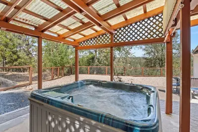 Serene Views with Hot Tub, Bbq, Fire Pit, Game Room