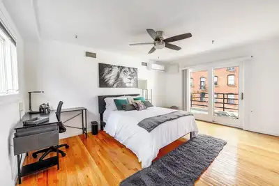 Image de Modern 3br Townhouse with Private Rooftop & Parking Minutes to Nyc