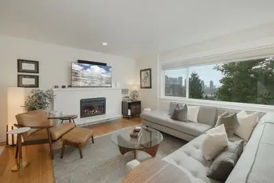 Image de Artsy Capitol Hill Gem City View Workspace Parking