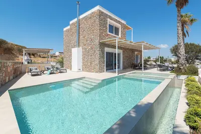 Image de Luxury modern 6-person villa with infinity pool and spectacular sea views