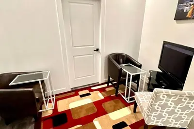 Image de Starlight Haven: Modern 2-Bedroom Suite, Private Entry near Shopping & Dining