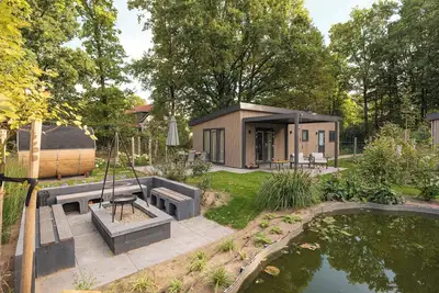 Image de Enjoy a luxurious holiday home for 4 people in the wooded nature of the Veluwe, complete with modern amenities, air conditioning, and a stylish pergola for ultimate comfort. You can also completely unwind in the wonderful private hot tub and sauna, p