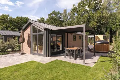 Image de The Doornenburg Lodge offers a comfortable holiday home for 6 people with modern amenities and a private terrace in the Veluwe.
