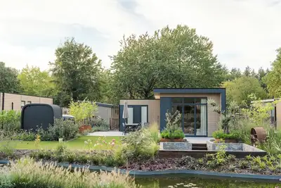 Image de Essenburgh: Spacious and stylish home for 6 people with three bedrooms, a modern kitchen, a cozy outdoor space, and a private hot tub and sauna for ultimate relaxation. Enjoy luxury and nature in the Veluwe.