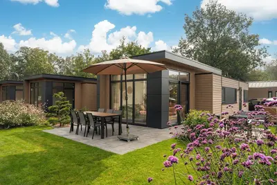 Image de Enjoy luxury and comfort in our spacious Cannenburch with modern amenities and your own hot tub, air conditioning, and a stylish pergola for optimal comfort.