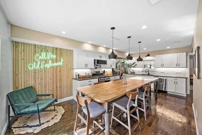 Image de Call Me Old Fashioned! *Heart of Bardstown Square*